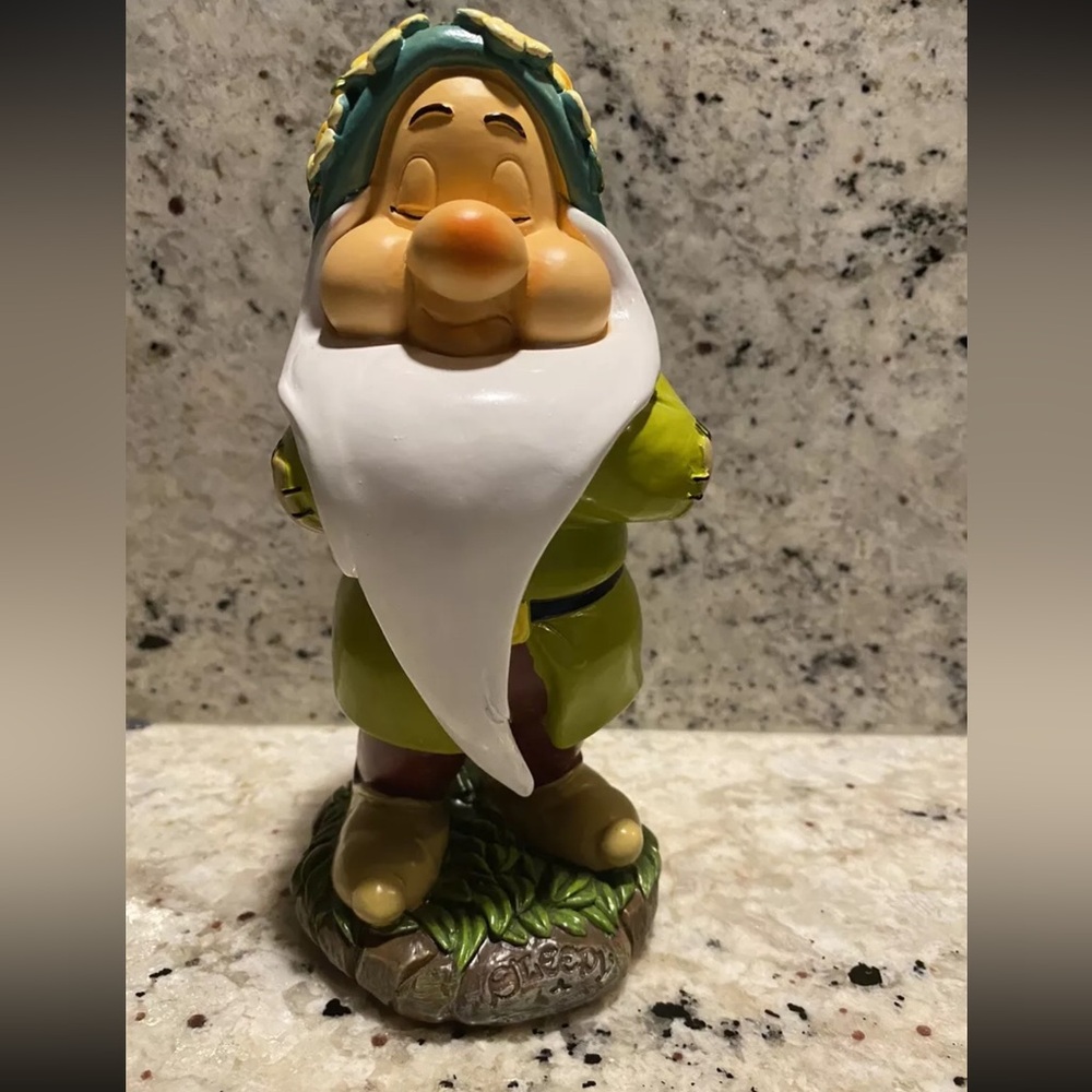 New DISNEY Snow White & The Seven Dwarfs SLEEPY- Large 8” Figurine